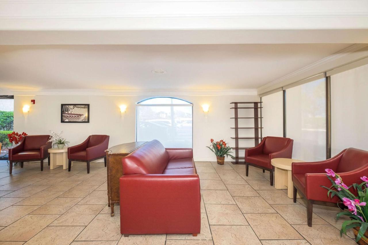 Days Inn By Wyndham Neptune Beach ジャクソンビル・ビーチ エクステリア 写真