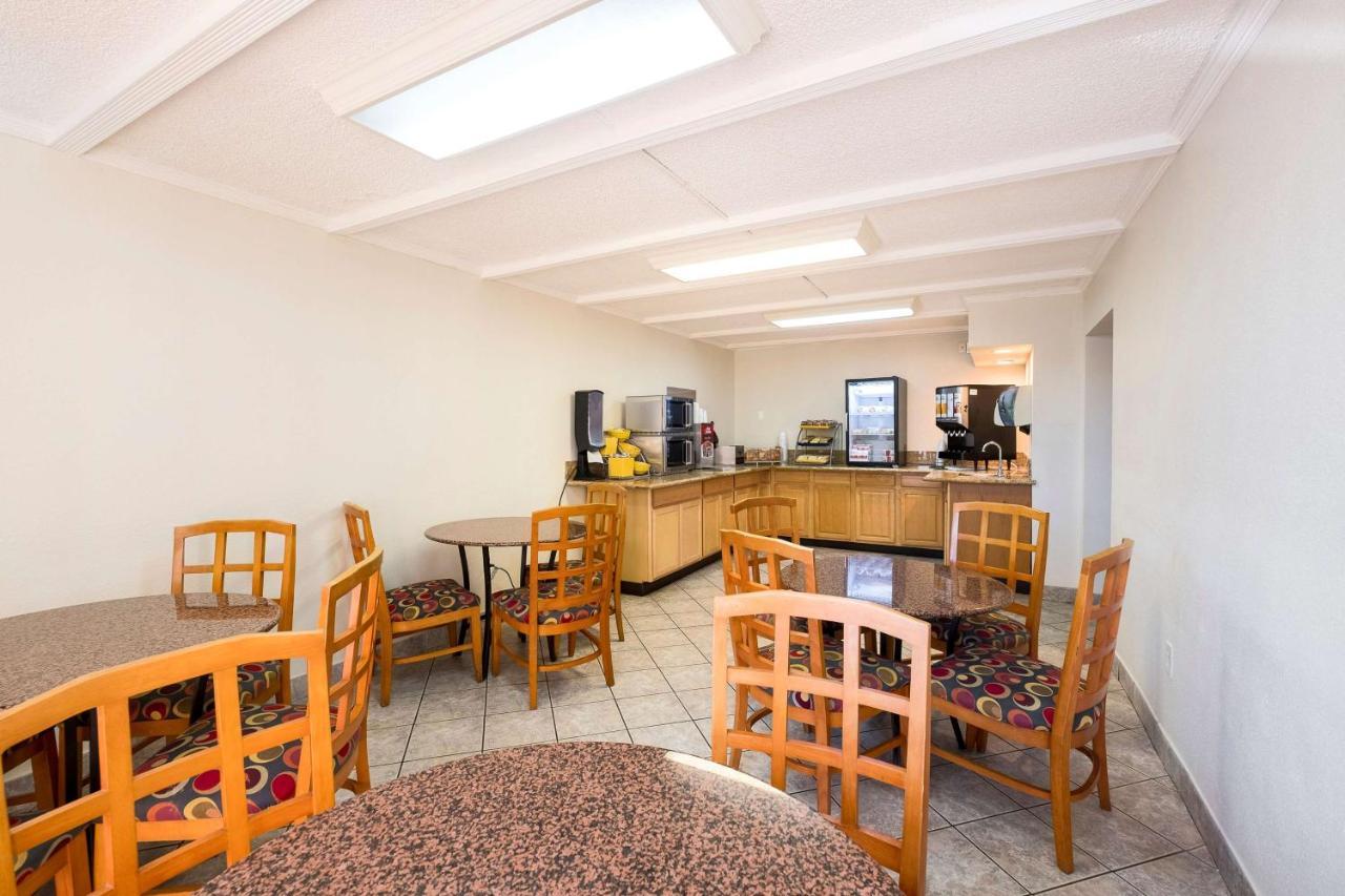 Days Inn By Wyndham Neptune Beach ジャクソンビル・ビーチ エクステリア 写真