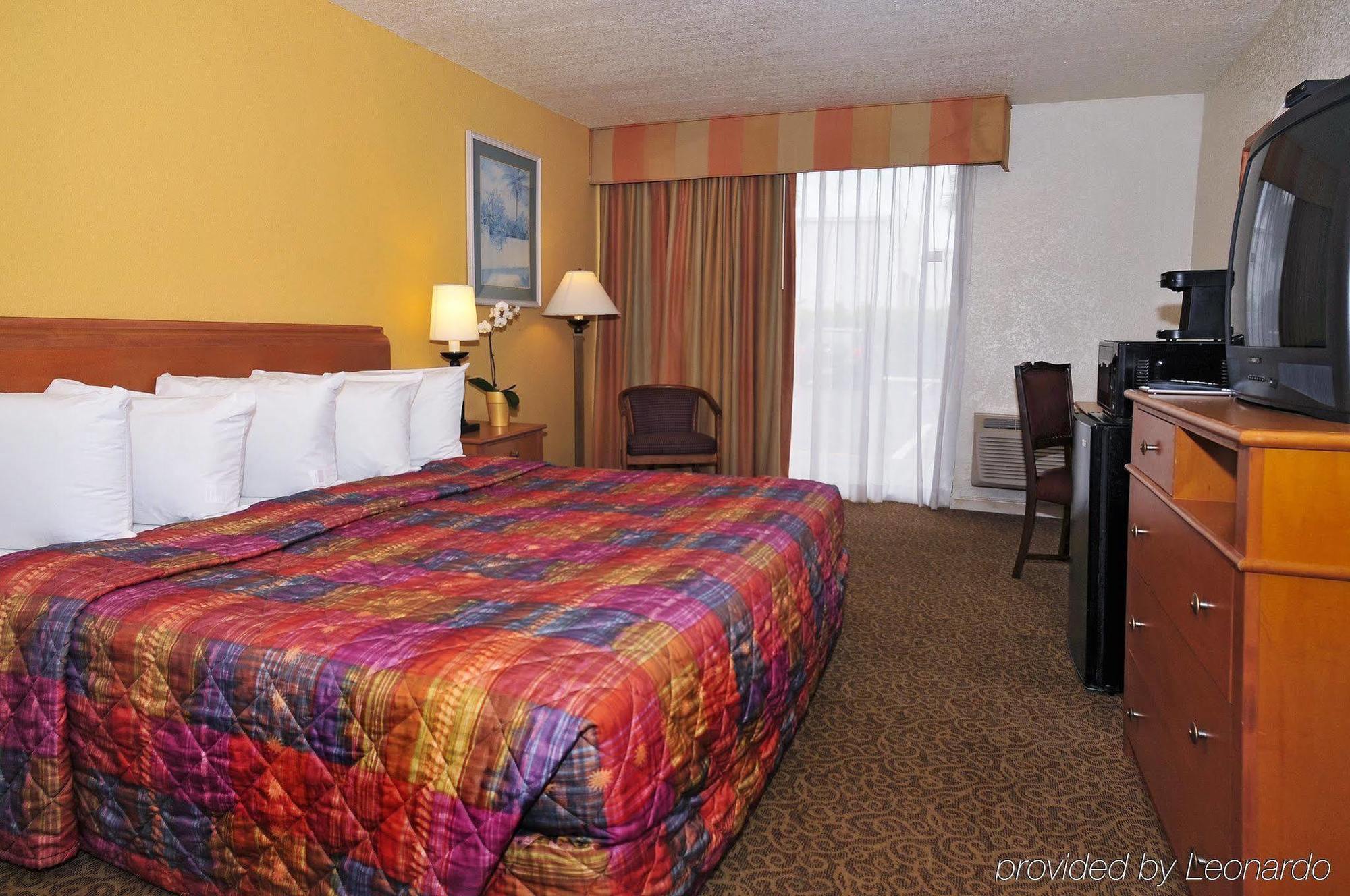 Days Inn By Wyndham Neptune Beach ジャクソンビル・ビーチ エクステリア 写真