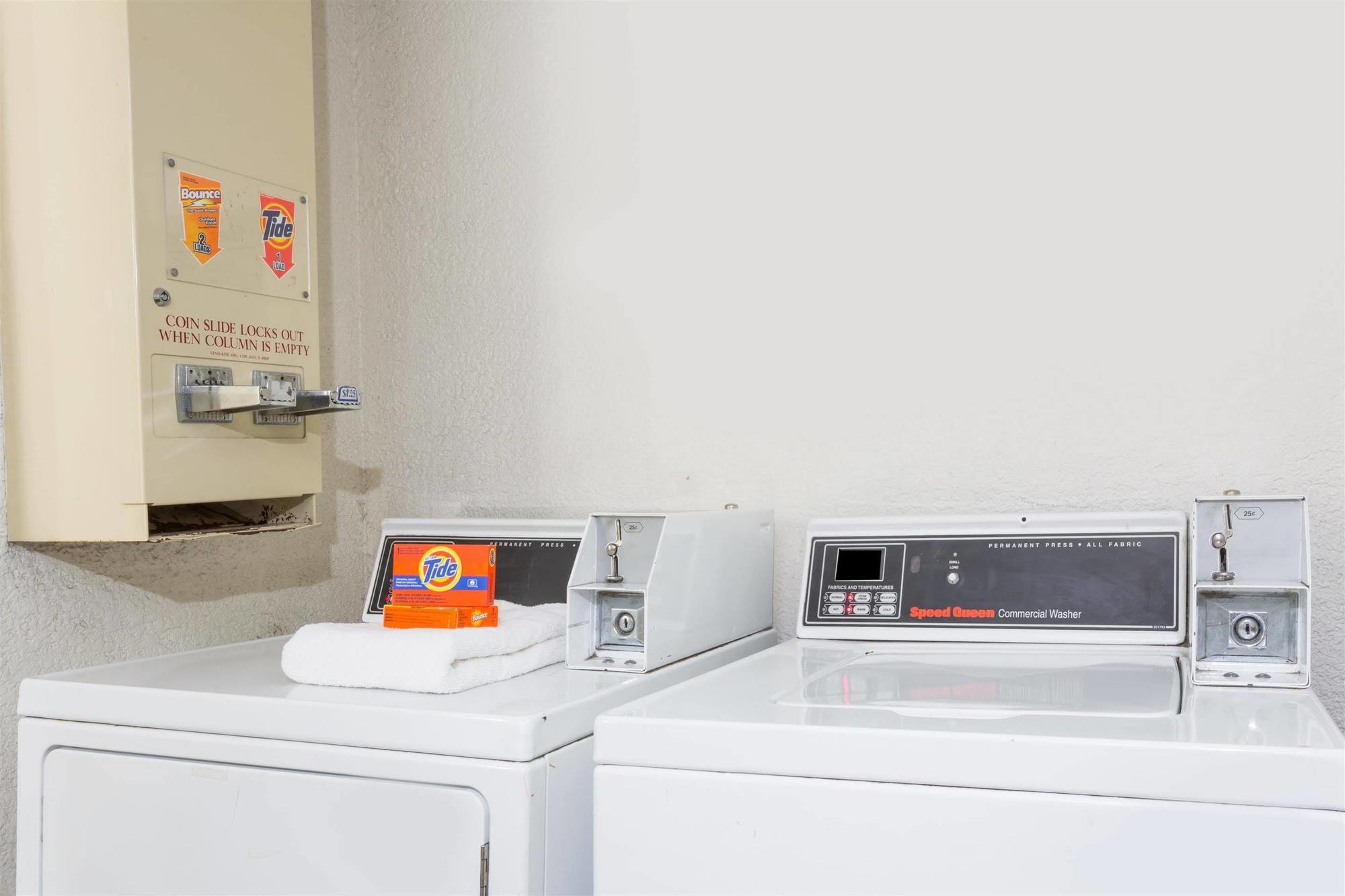 Days Inn By Wyndham Neptune Beach ジャクソンビル・ビーチ エクステリア 写真